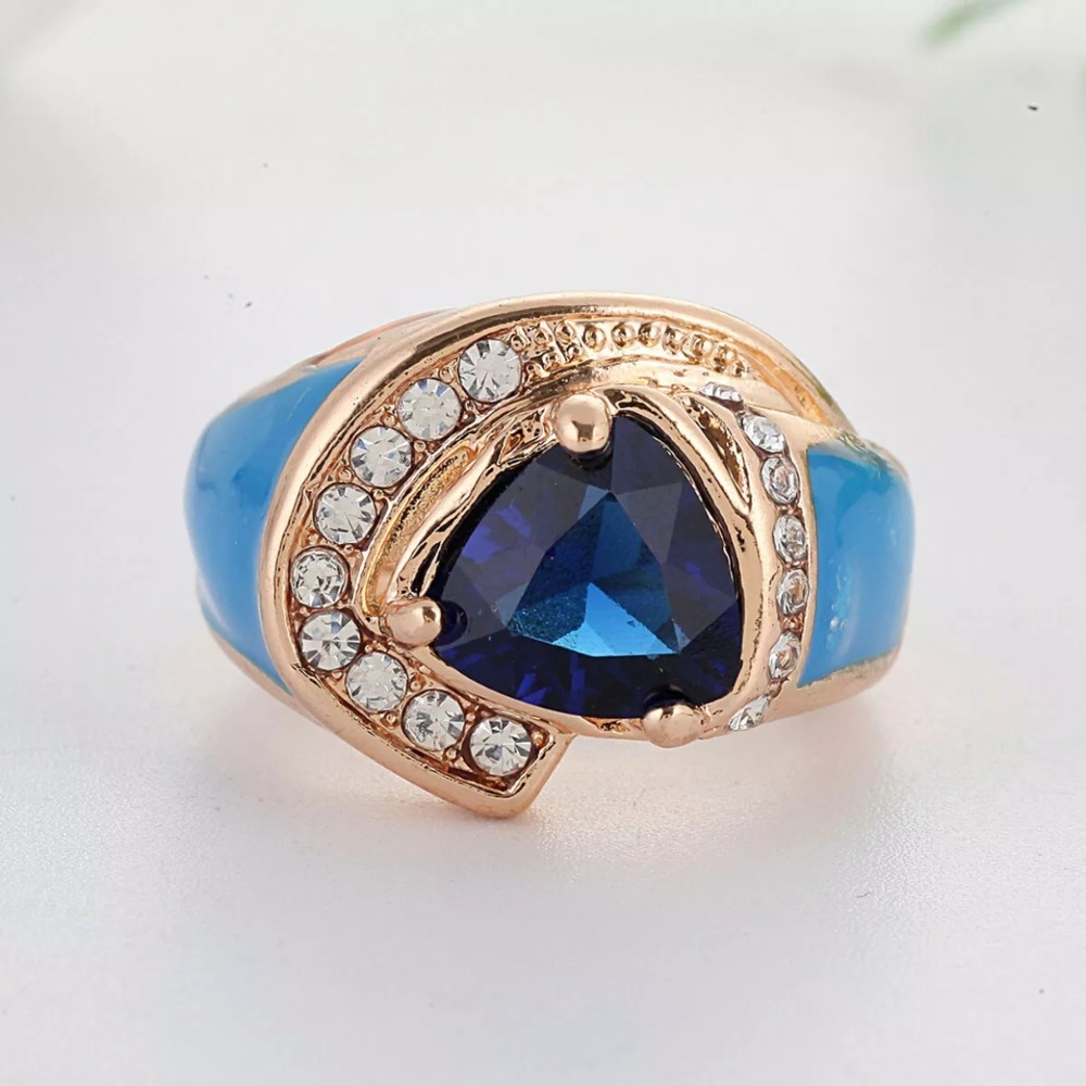 Trillion cut blue sapphire ring gemstone on 18 kt